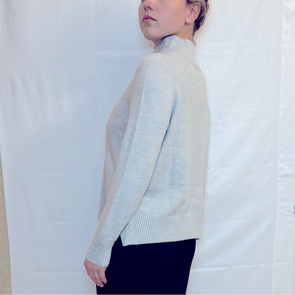 Banana Republic Mock Neck Split Hem Sweater - Light Grey - S - Picture 3 of 13